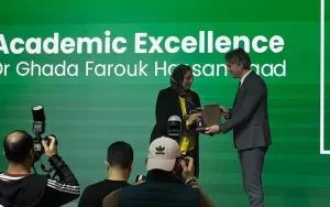 د.غادة فاروق تحصد جائزة التميز الأكاديمي بالرياض 22 - جريدة المساء