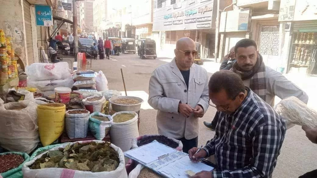 حملات مكثفة لرفع الإشغالات ومتابعة رخص المحال العامة بمراكز المنيا 20 - جريدة المساء حملات مكثفة لرفع الإشغالات ومتابعة رخص المحال العامة بمراكز المنيا 19 - جريدة المساء