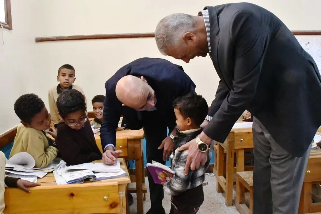 وزيرالتعليم ومحافظ أسوان يتفقدان عددا من مدارس المحافظة لمتابعة إنضباط العملية التعليمية 18 - جريدة المساء