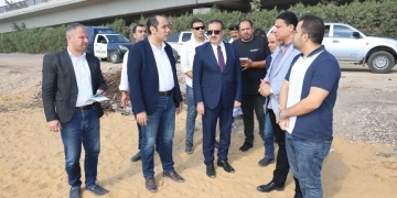 محافظ المنوفية يتفقد تجهيزات الرصف بشارع نجم الدين ومدخل المنطقة الصناعية.. و يزور مصنع تدوير القمامة وإنشاءات الموقف الجديد بقويسنا.. و يوجه بوضع مقترح لتطوير أسفل كوبرى جيهان 1 - جريدة المساء