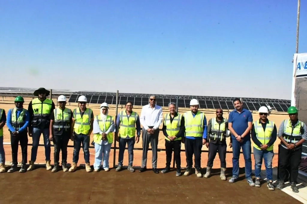 فى إطار التوجهات الحكومية بدعم المشروعات الإستثمارية .. محافظ أسوان يتفقد أكبر محطة شمسية لتوليد الكهرباء بطاقة 500 ميجاوات 17 - جريدة المساء