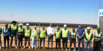 فى إطار التوجهات الحكومية بدعم المشروعات الإستثمارية .. محافظ أسوان يتفقد أكبر محطة شمسية لتوليد الكهرباء بطاقة 500 ميجاوات 1 - جريدة المساء
