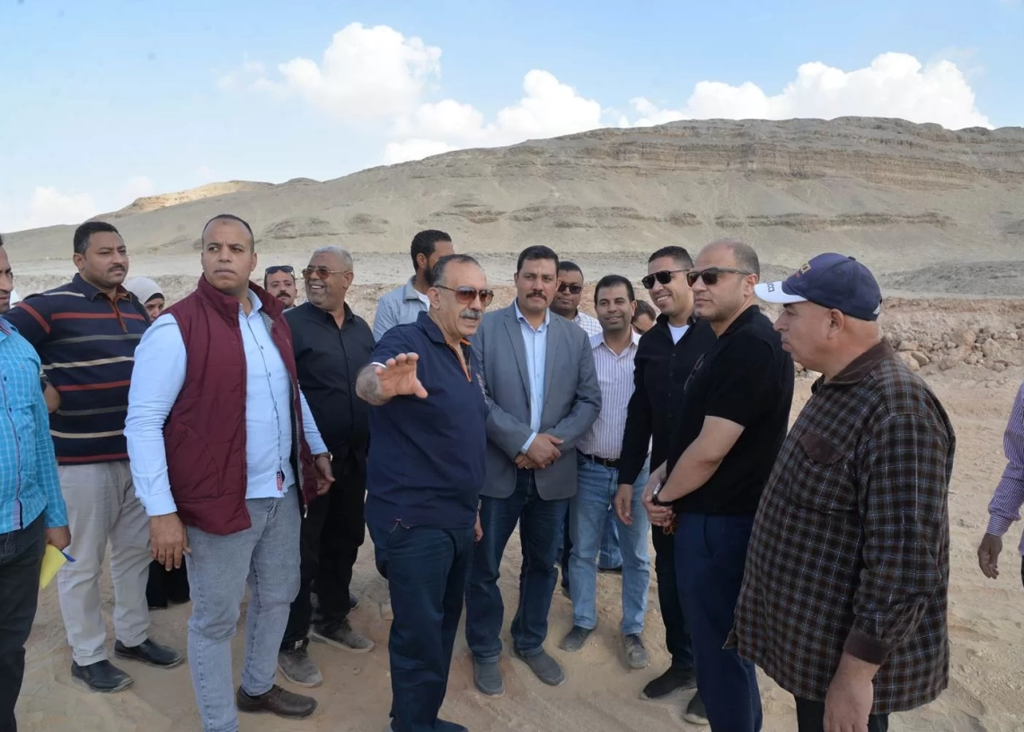 محافظ أسيوط يتفقد أعمال إنشاء طريق يربط قرى شرق النيل لمركزى القوصية وديروط بطول 5 كم بتكلفة 30 مليون جنية 27 - جريدة المساء