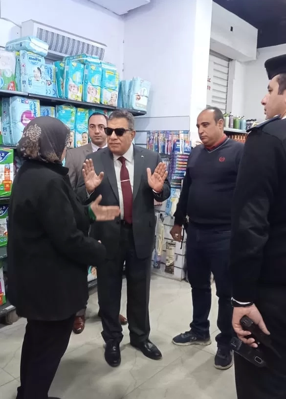 محافظة الدقهلية في جولته بطلخا يلزم اصحاب المحلات بوضع صناديق للقمامة 19 - جريدة المساء