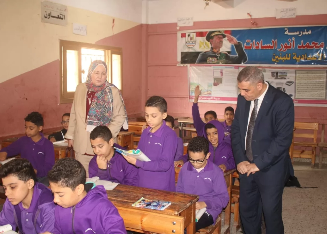 وكيل الوزارة ووكيل المديرية يتابعان انتظام العملية التعليمية  بمدرسة السادات الاعدادية  15 - جريدة المساء