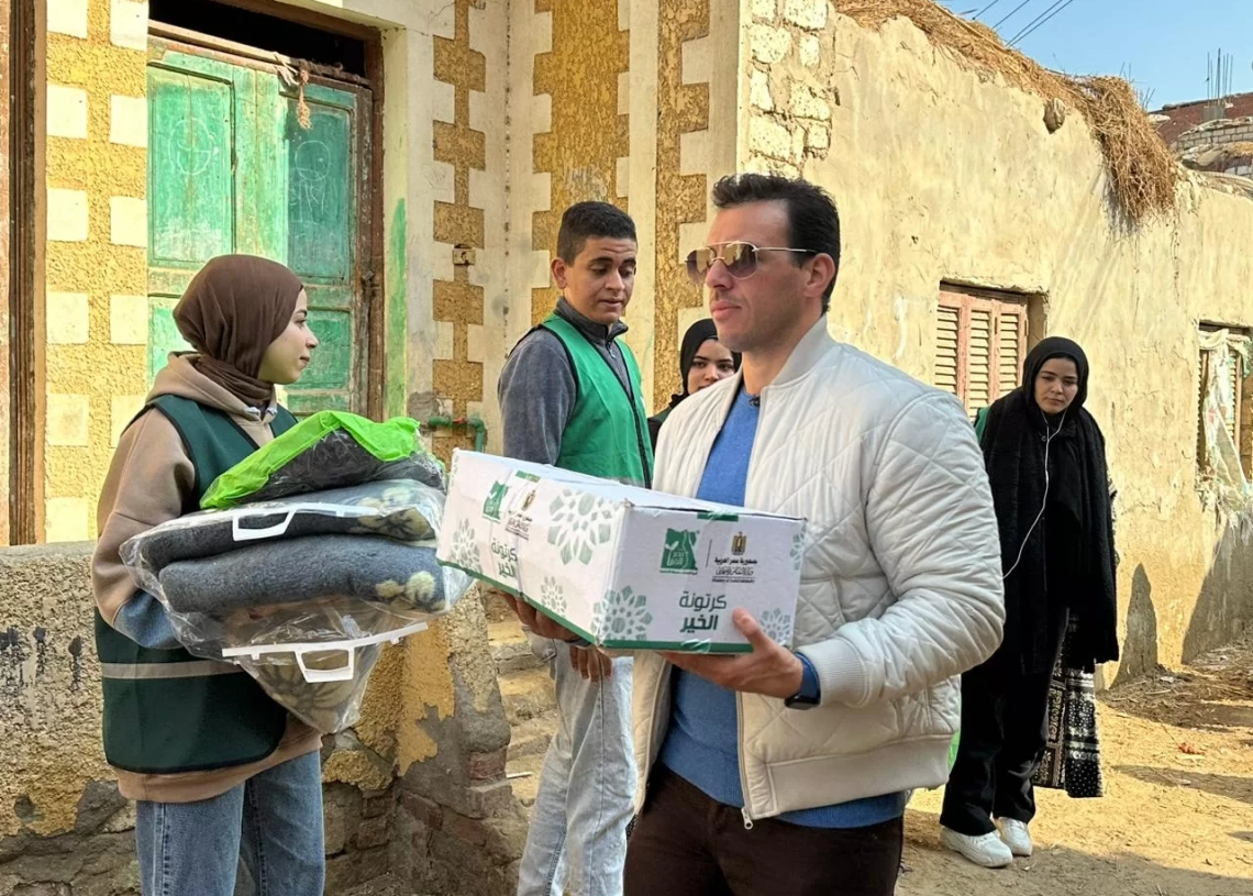 "رامي رضوان" يقود متطوعي مصر الخير لتوزيع البطاطين وكراتين المواد الغذائية بالفيوم 17 - جريدة المساء رامي رضوان خلال مشاركته فى توزيع المساعدات