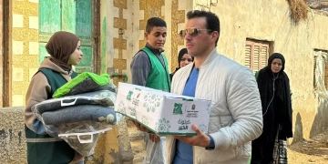 "رامي رضوان" يقود متطوعي مصر الخير لتوزيع البطاطين وكراتين المواد الغذائية بالفيوم 1 - جريدة المساء رامي رضوان خلال مشاركته فى توزيع المساعدات