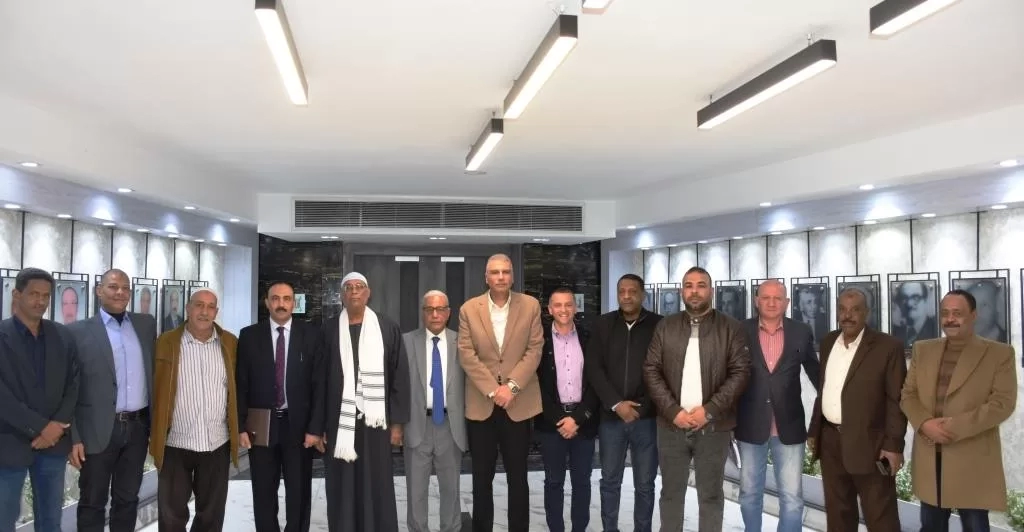 ممثلو القيادات الطبيعية والشعبية بحى شرق المدينة يقدموا شكرهم لمحافظ أسوان وجهازه المعاون للنهج الجديد لأسلوب العمل بعقد اللقاءات والحوارات المجتمعية التشاورية للإطلاع على حجم الإنجازات والتعرف على المقترحات للنهوض بالمحافظة 17 - جريدة المساء
