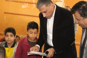 الجزاء من جنس العمل| وكيل وزارة التعليم بالجيزة يجازي مدير مدرسة بمنشأة القناطر لإهمال أعمال الصيانة والنظافة.. ويكرم آخر و4 مدرسات لتفانيهم في واجباتهم 24 - جريدة المساء