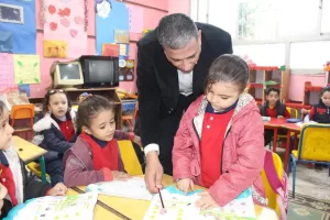 الجزاء من جنس العمل| وكيل وزارة التعليم بالجيزة يجازي مدير مدرسة بمنشأة القناطر لإهمال أعمال الصيانة والنظافة.. ويكرم آخر و4 مدرسات لتفانيهم في واجباتهم 32 - جريدة المساء