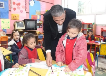 الجزاء من جنس العمل| وكيل وزارة التعليم بالجيزة يجازي مدير مدرسة بمنشأة القناطر لإهمال أعمال الصيانة والنظافة.. ويكرم آخر و4 مدرسات لتفانيهم في واجباتهم 32 - جريدة المساء