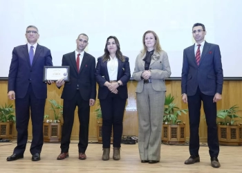 وزيرة التنمية المحلية والمدير التنفيذي للأكاديمية الوطنية للتدريب ومحافظ الجيزة يكرمون عددا من العاملين المتميزين بمركز سقارة 24 - جريدة المساء