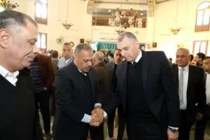 محافظ الشرقية يؤدي صلاة الجنازة ويقدم واجب العزاء في وفاة المقدم محمد علام مدير مكتب مساعد وزير الداخلية مدير أمن الشرقية 27 - جريدة المساء