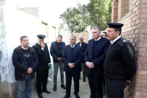 محافظ الشرقية يؤدي صلاة الجنازة ويقدم واجب العزاء في وفاة المقدم محمد علام مدير مكتب مساعد وزير الداخلية مدير أمن الشرقية 23 - جريدة المساء