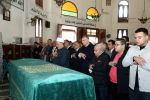 محافظ الشرقية يؤدي صلاة الجنازة ويقدم واجب العزاء في وفاة المقدم محمد علام مدير مكتب مساعد وزير الداخلية مدير أمن الشرقية 21 - جريدة المساء