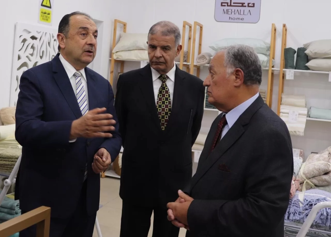 ‎وزير قطاع الأعمال العام يتفقد فرع "عمر أفندي" بميدان روكسي بعد تطويره 19 - جريدة المساء