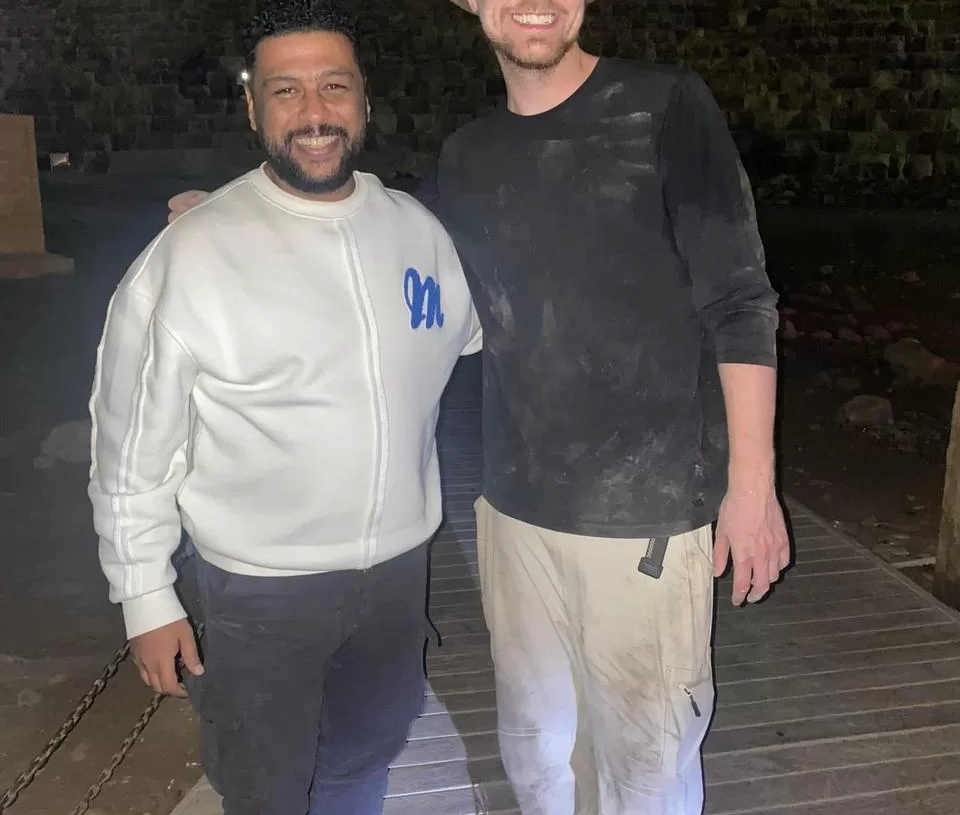 محمد جمعة برفقة "مستر بيست" أثناء زيارته للأهرامات 16 - جريدة المساء