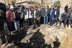 محافظ الجيزة يتفقد أعمال إصلاح كسر مفاجئ بوصلة الربط لخط مياه بحدائق الأهرام 25 - جريدة المساء