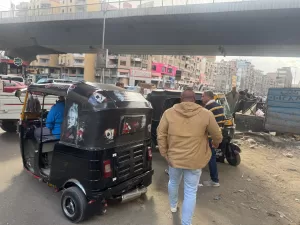 محافظة الجيزة تتحفظ علي مركبات توك توك تسير عكس الاتجاه خلال حملة مكبرة بالهرم (صور) 21 - جريدة المساء