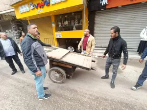 محافظة الجيزة تتحفظ علي مركبات توك توك تسير عكس الاتجاه خلال حملة مكبرة بالهرم (صور) 29 - جريدة المساء