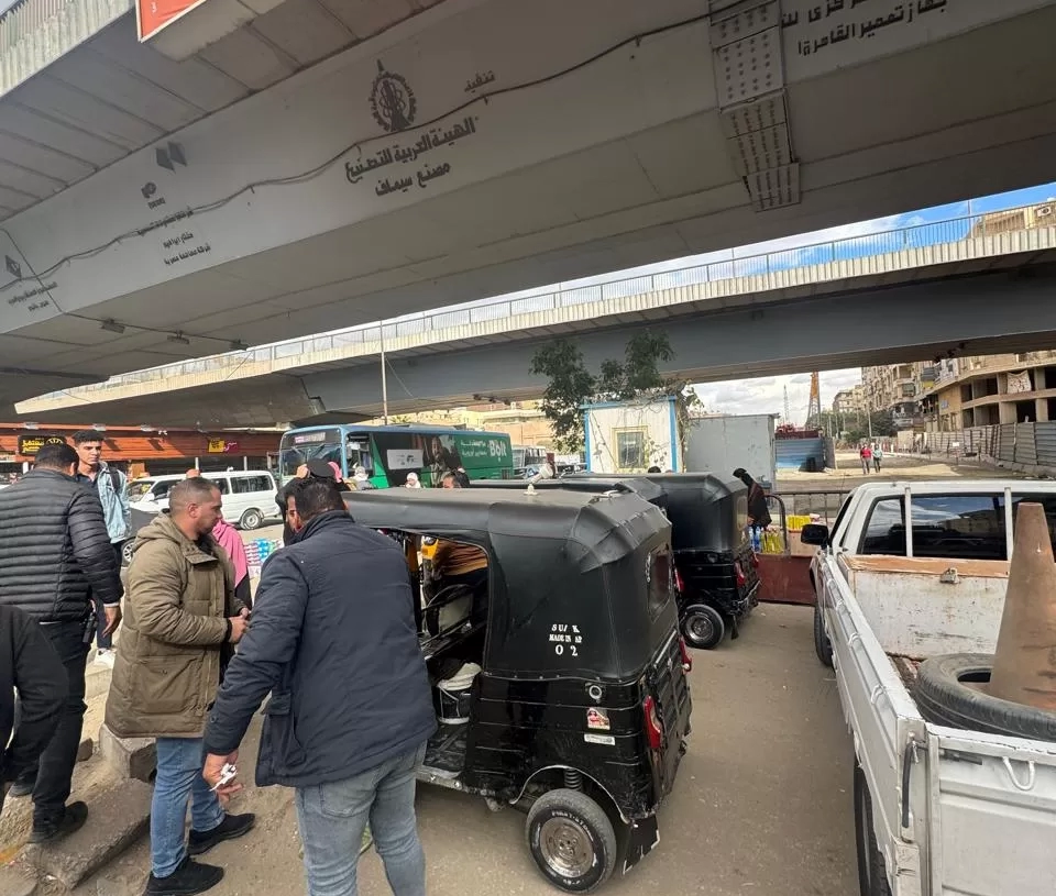 محافظة الجيزة تتحفظ علي مركبات توك توك تسير عكس الاتجاه خلال حملة مكبرة بالهرم (صور) 19 - جريدة المساء