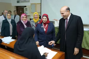 نائب رئيس جامعة الزقازيق لشئون التعليم والطلاب يتابع سير الامتحانات بكلية الصيدلة 31 - جريدة المساء