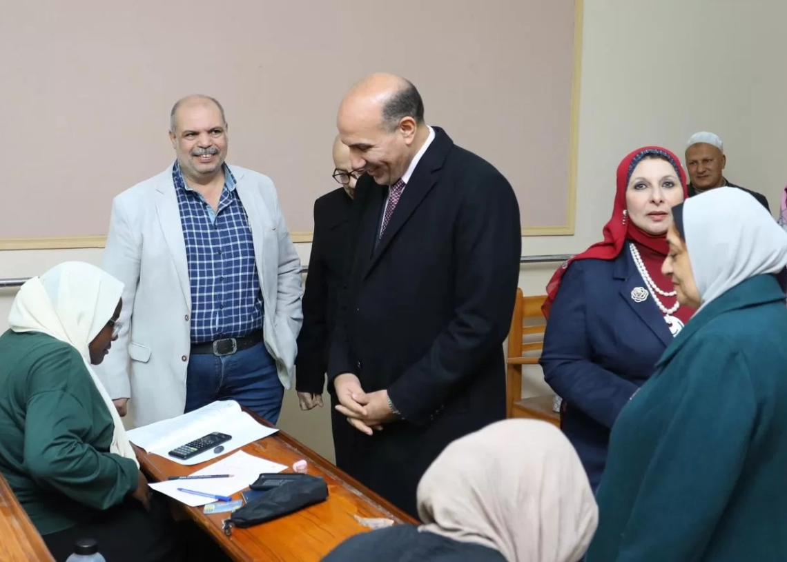 نائب رئيس جامعة الزقازيق لشئون التعليم والطلاب يتابع سير الامتحانات بكلية الصيدلة 19 - جريدة المساء