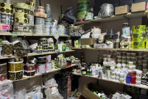 مباحث تموين الاسماعيلية تضبط مصنع مستحضرات تجميل وعطور بدون ترخيص 27 - جريدة المساء