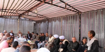 على مقهى شعبى .. محافظ أسوان يلتقى بأهالى قرى إدفو .. ويستجيب لمطالبهم 1 - جريدة المساء