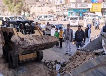 محافظ أسوان يتابع جهود الوحدات المحلية لإزالة التعديات على أراضى الدولة ورفع الإشغالات والمخالفات لإعادة الإنضباط 32 - جريدة المساء