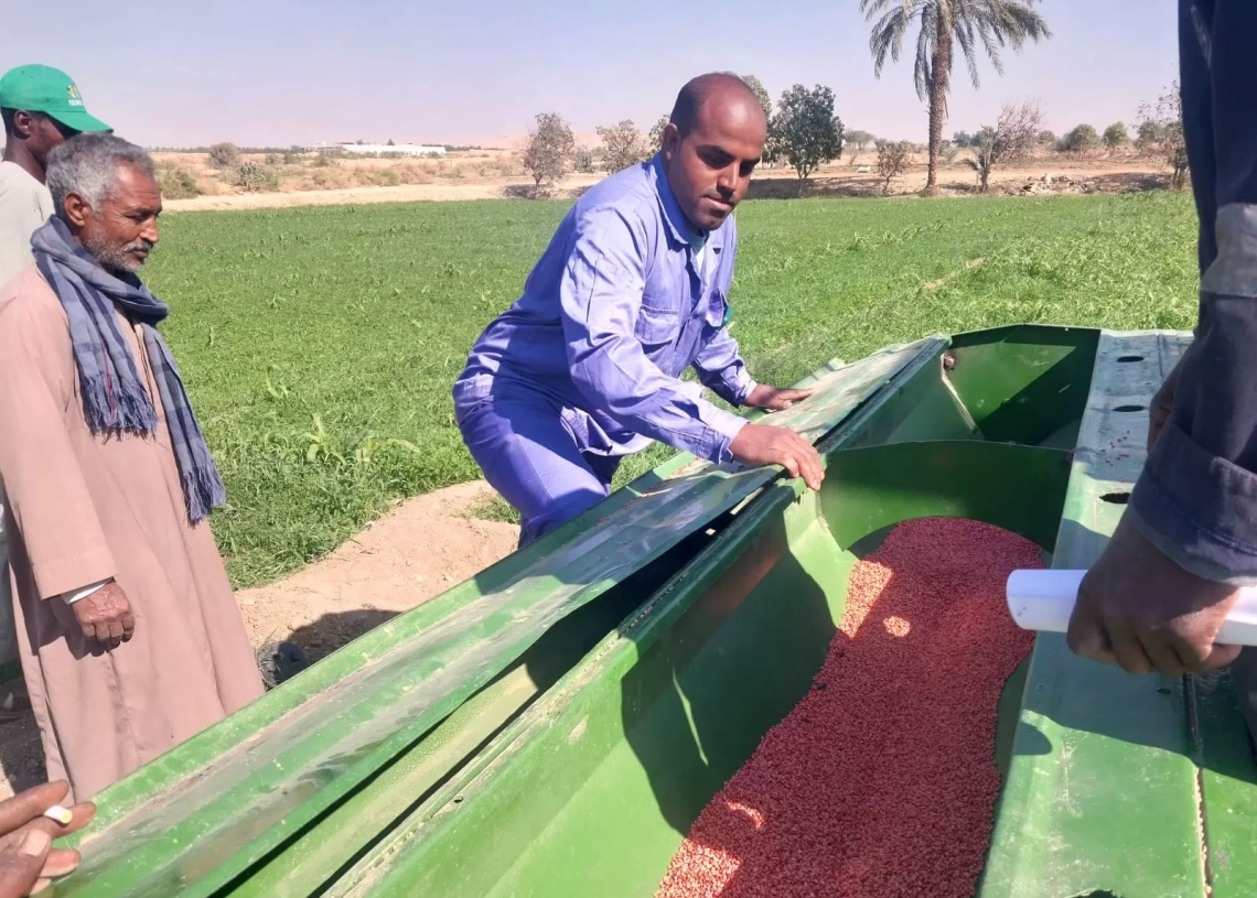 مزارعو الجنوب يبدأون مكافحة الحشائش لرفع وتحسين الإنتاج لمحصول القمح إلى 30 أردب 20 - جريدة المساء مزارعو الجنوب يبدأون مكافحة الحشائش لرفع وتحسين الإنتاج لمحصول القمح إلى 30 أردب 19 - جريدة المساء