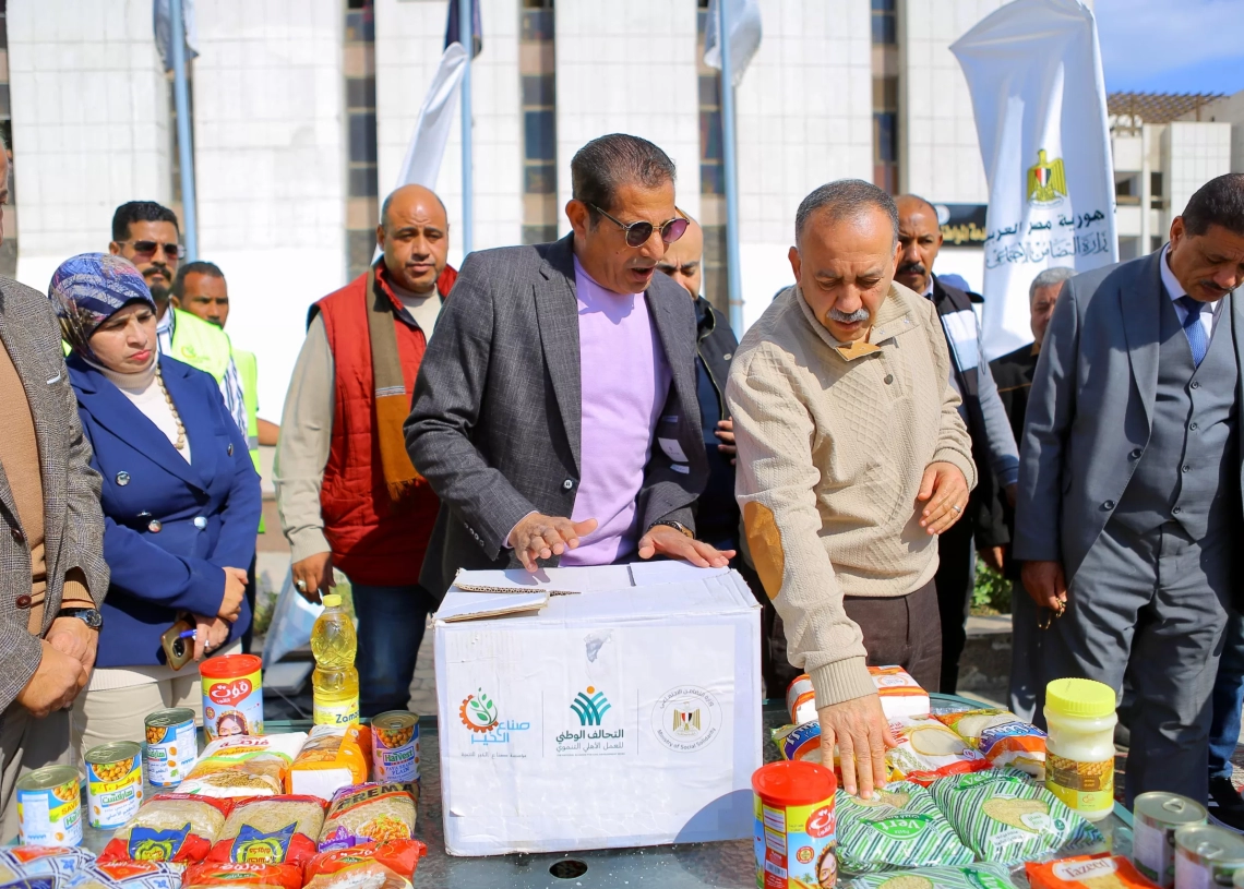 إطلاق مبادرة "صناع الدفا" لتوزيع البطاطين والمواد الغذائية على الأسر الأولى بالرعاية بأسيوط 15 - جريدة المساء