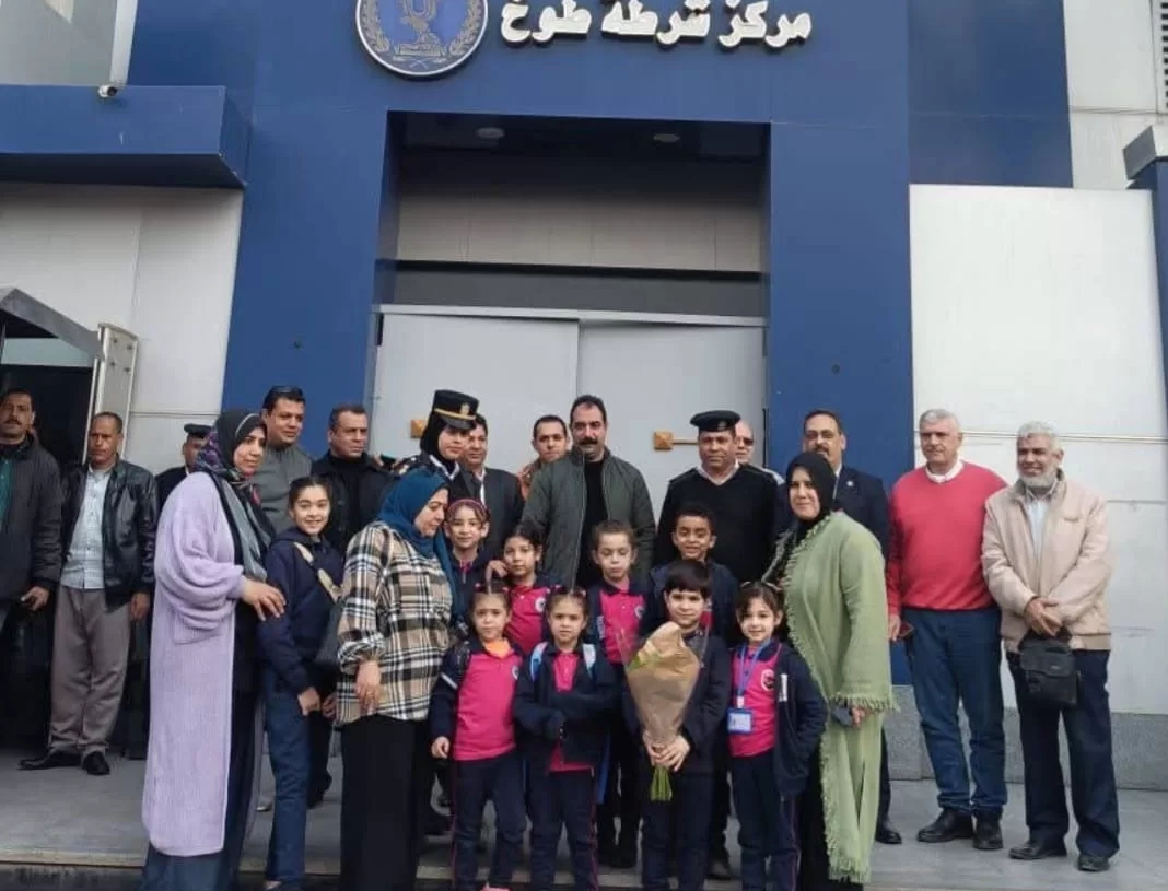 قيادات تعليم طوخ تقدم باقات الورود لضباط الشرطة في عيدهم 19 - جريدة المساء