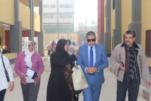 وكيل وزارة التعليم بالجيزة ينهي تكليف مدير مدرسة بكرداسة لتقصيره في أعمال الامتحانات.. ويكرم أوائل الطلبة 19 - جريدة المساء