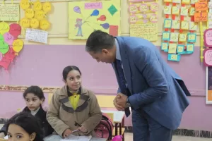 وكيل وزارة التعليم بالجيزة ينهي تكليف مدير مدرسة بكرداسة لتقصيره في أعمال الامتحانات.. ويكرم أوائل الطلبة 27 - جريدة المساء