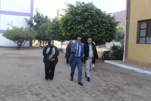 وكيل وزارة التعليم بالجيزة ينهي تكليف مدير مدرسة بكرداسة لتقصيره في أعمال الامتحانات.. ويكرم أوائل الطلبة 21 - جريدة المساء