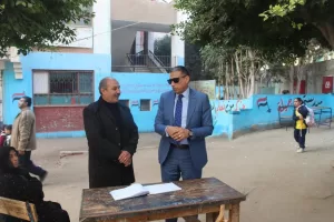 وكيل وزارة التعليم بالجيزة ينهي تكليف مدير مدرسة بكرداسة لتقصيره في أعمال الامتحانات.. ويكرم أوائل الطلبة 25 - جريدة المساء