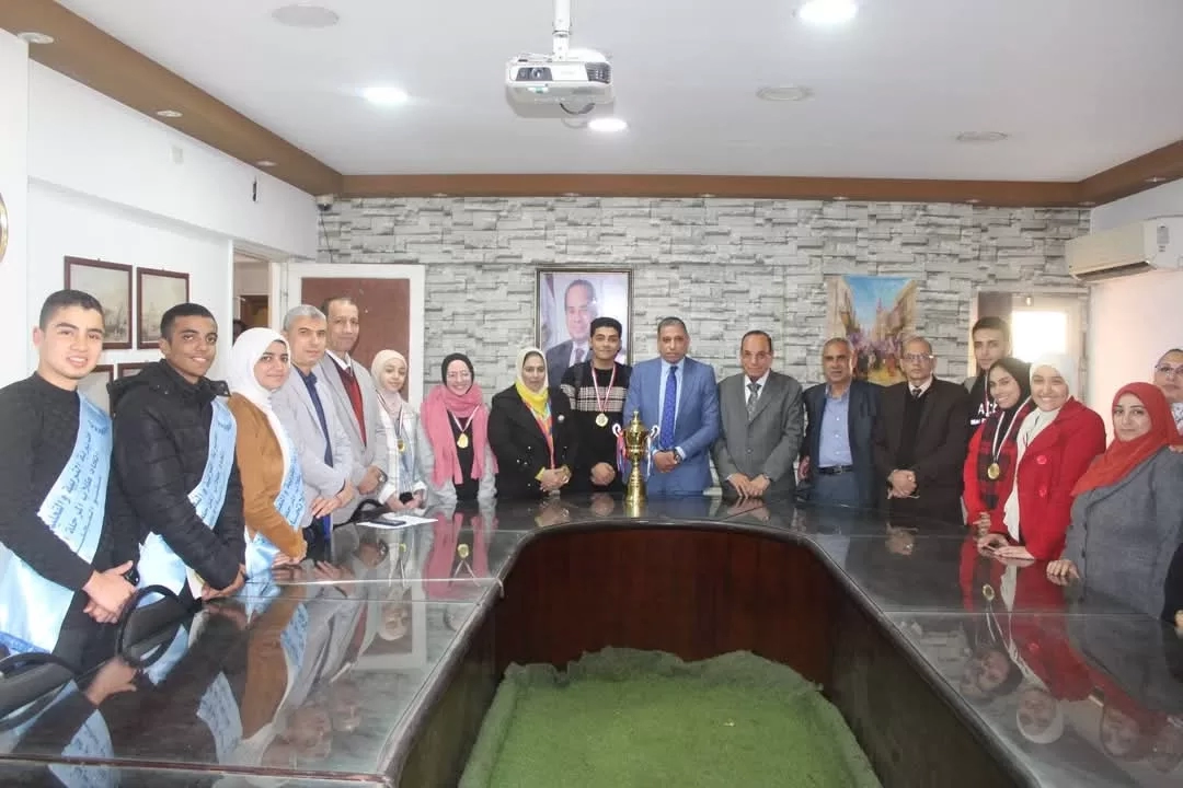 وكيل وزارة التعليم بالجيزة ينهي تكليف مدير مدرسة بكرداسة لتقصيره في أعمال الامتحانات.. ويكرم أوائل الطلبة 17 - جريدة المساء