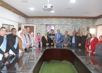 وكيل وزارة التعليم بالجيزة ينهي تكليف مدير مدرسة بكرداسة لتقصيره في أعمال الامتحانات.. ويكرم أوائل الطلبة 16 - جريدة المساء