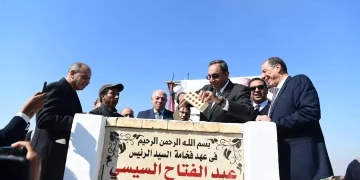 محافظ قنا ورئيس هيئة تنمية الصعيد يضعان حجر أساس محطة إنتاج شتلات القصب بقرية المراشدة 25 - جريدة المساء
