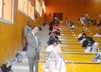عميد كلية الحقوق بقنا يتفقد لجان امتحانات الفصل الدراسي الأول 23 - جريدة المساء
