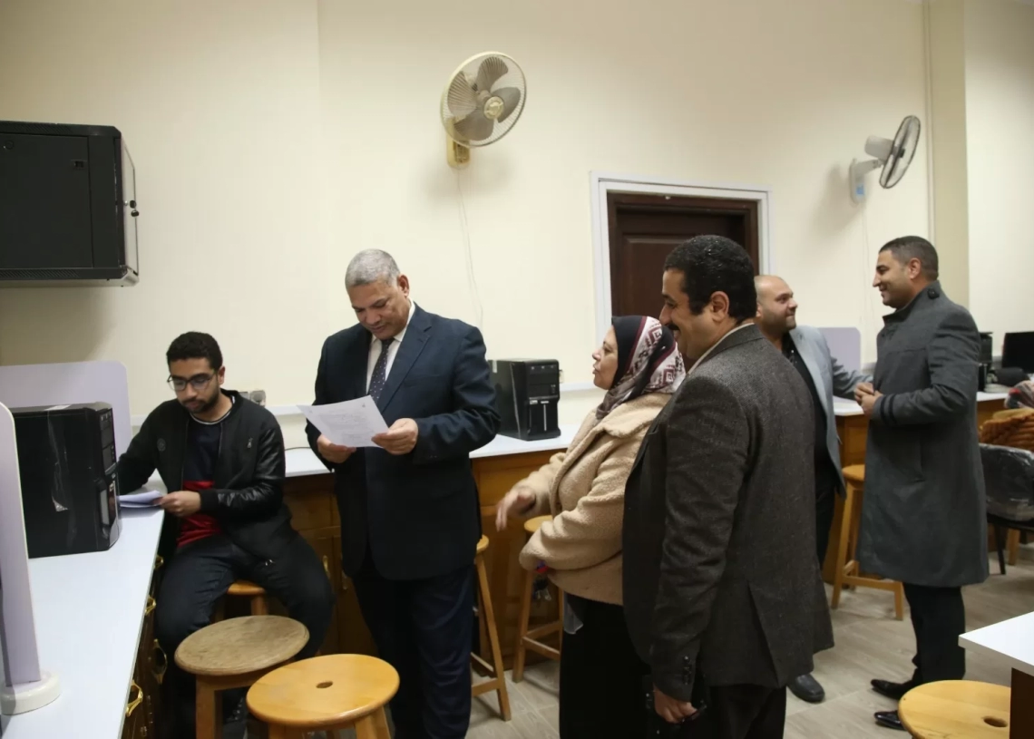 نائب رئيس جامعة الفيوم يتفقد امتحاناتِ الدراسات العليا بكلية الحاسبات والذكاء الاصطناعي 19 - جريدة المساء