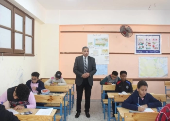 خالف قرارات الوزارة.. وكيل وزارة التعليم بالجيزة ينقل "مراقب دور" إلي الواحات لحيازته هاتف محمول أثناء الامتحانات 24 - جريدة المساء