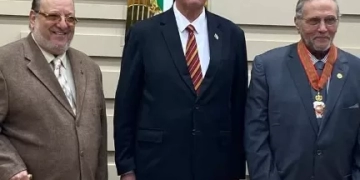 الرئيس الفلسطينى يمنح د.محمد الكحلاوى نجمة الاستحقاق 2 - جريدة المساء الرئيس الفلسطينى يمنح د.محمد الكحلاوى نجمة الاستحقاق 1 - جريدة المساء