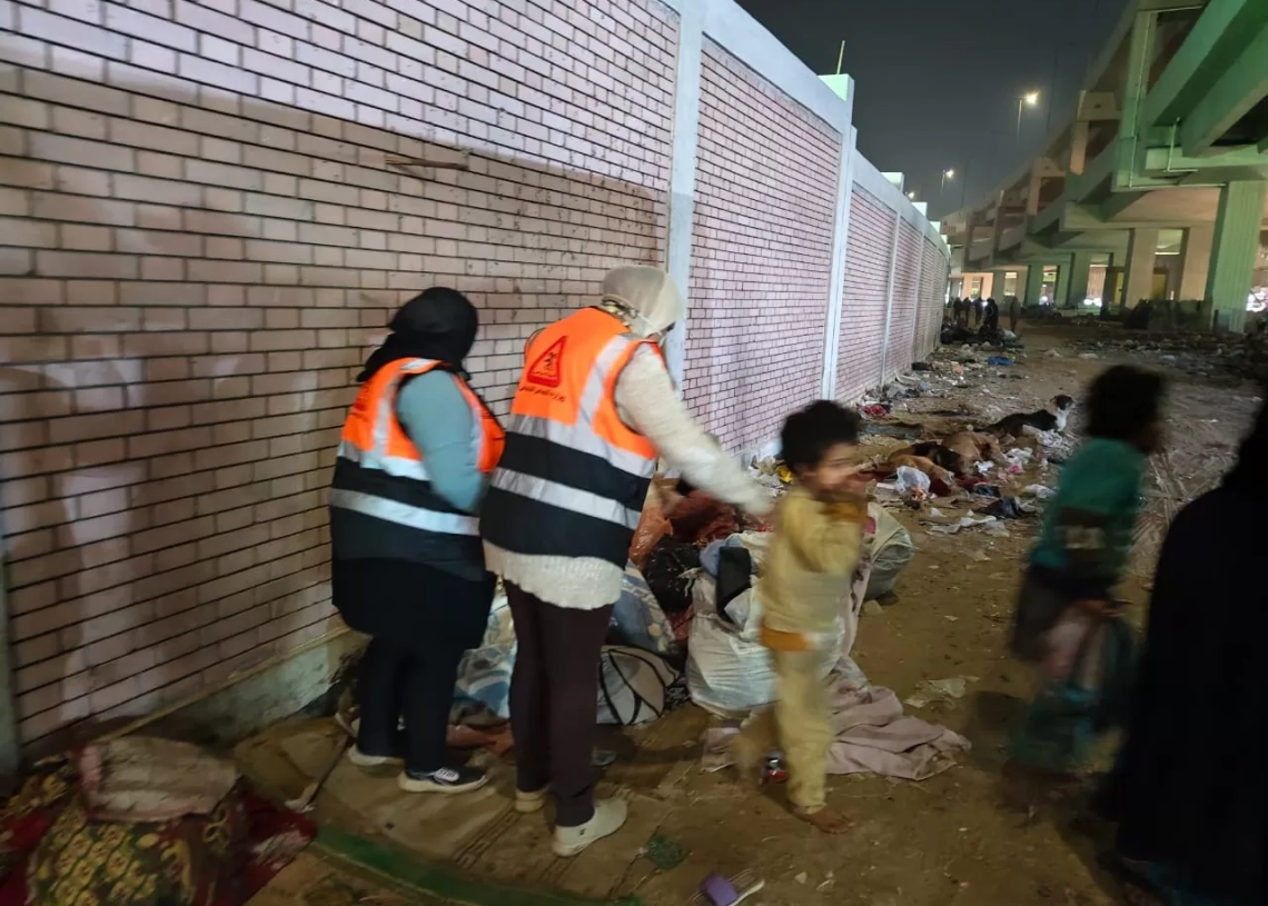 التضامن تتعامل مع 162 بلاغًا إنسانيًا وإنقاذ أطفال وكبار بلا مأوى خلال أسبوع 18 - جريدة المساء فريق التدخل السريع يتعامل مع حالة بلا مأوى