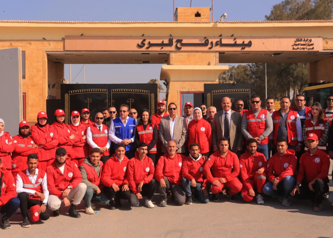وزيرة التضامن الاجتماعى تتوسط فرق الهلال الأحمر المصرى