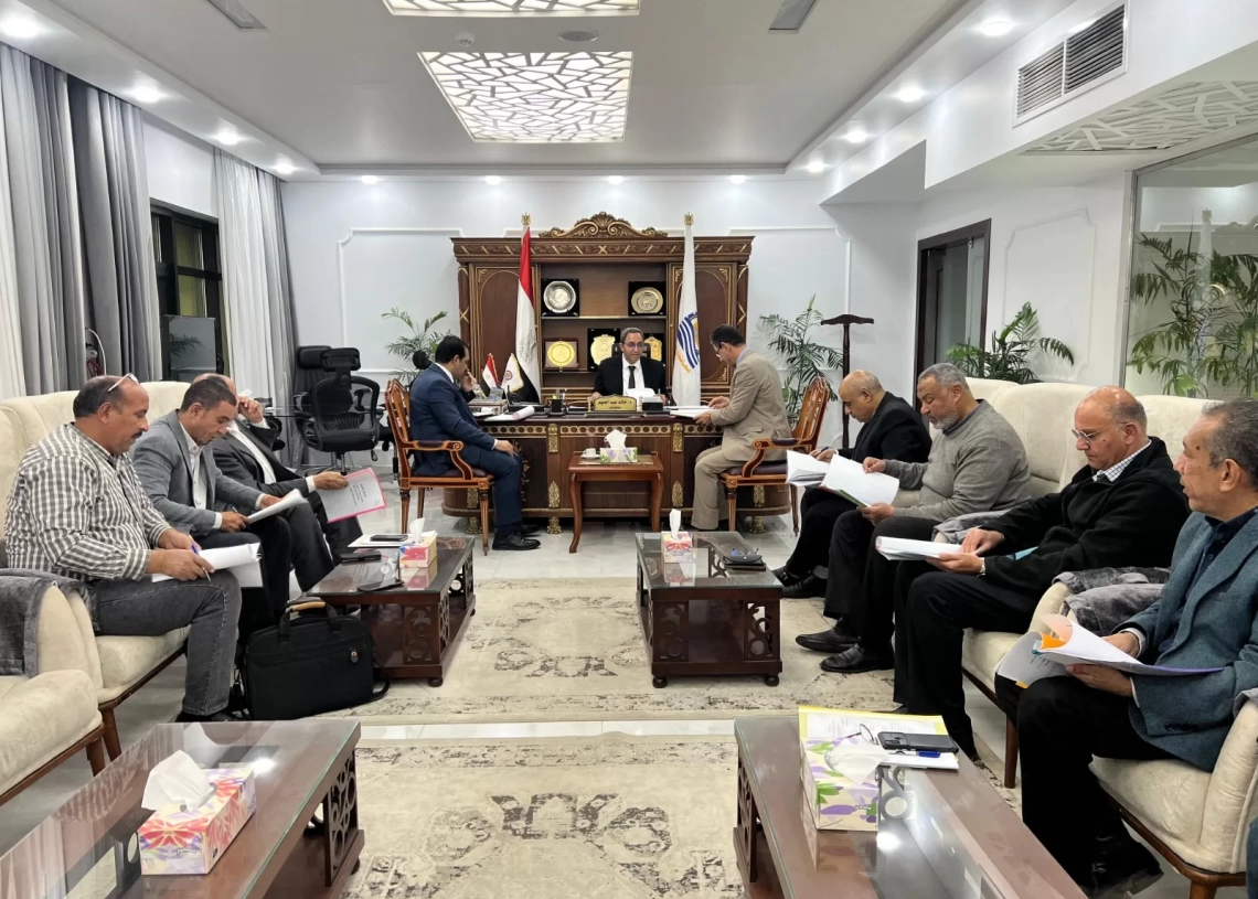 محافظ قنا يناقش خطة تسويقية للترويج للمنطقة الحرة العامة بقفط وتعزيز الاستثمار بالمحافظة 17 - جريدة المساء