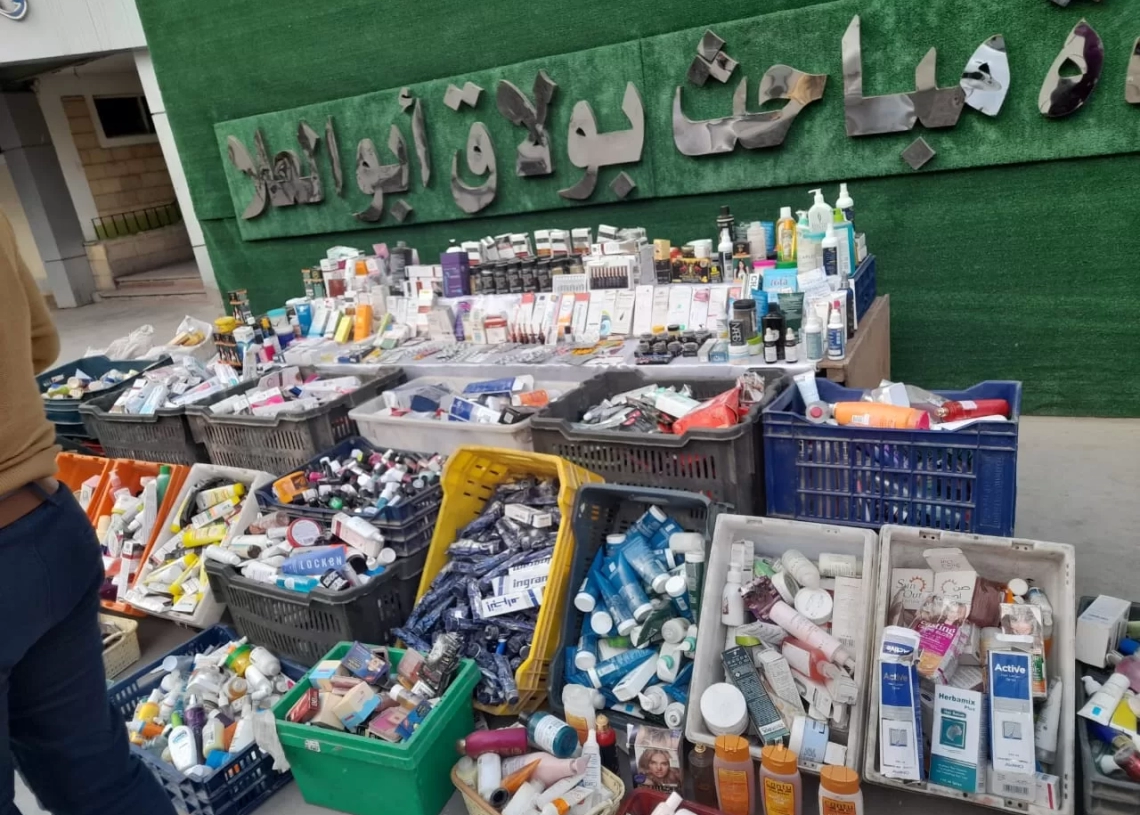 ضبط أشخاص بحيازتهم فيتامينات ومستحضرات تجميل منتهية الصلاحية بأحد ألاسواق الشعبية بالقاهرة وتحريز ٧٠٠ عبوة متنوعة 19 - جريدة المساء