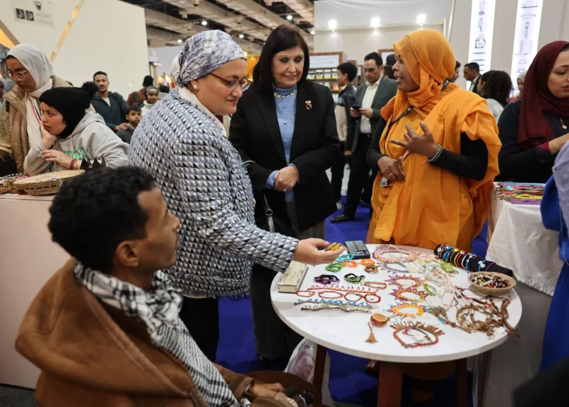 د. نسرين البغدادي تتفقد جناح حلايب وشلاتين في معرض القاهرة الدولي للكتاب 19 - جريدة المساء