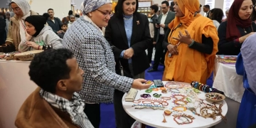 د. نسرين البغدادي تتفقد جناح حلايب وشلاتين في معرض القاهرة الدولي للكتاب 1 - جريدة المساء